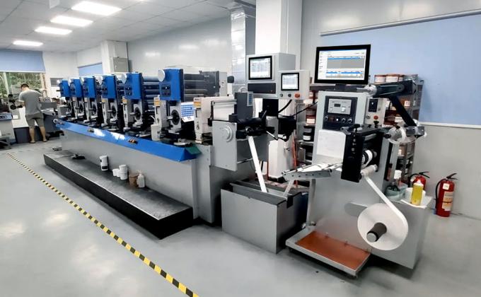 Les PCs industriels de panneau fournissent les interfaces de contrôle flexibles de HMI dans des imprimantes de label de Digital